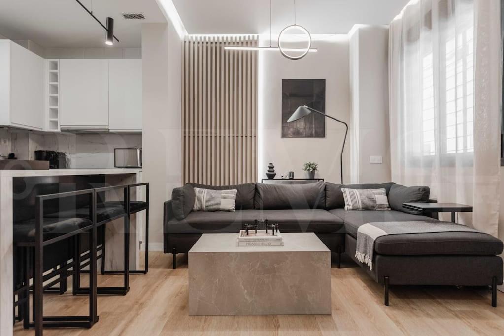 Contemporary Minimalist Apartment By Rems مالقة المظهر الخارجي الصورة