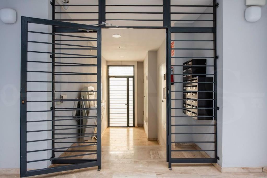 Contemporary Minimalist Apartment By Rems مالقة المظهر الخارجي الصورة
