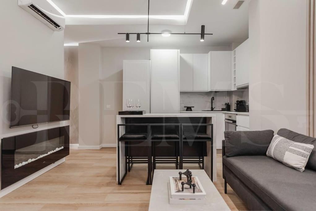 Contemporary Minimalist Apartment By Rems مالقة المظهر الخارجي الصورة