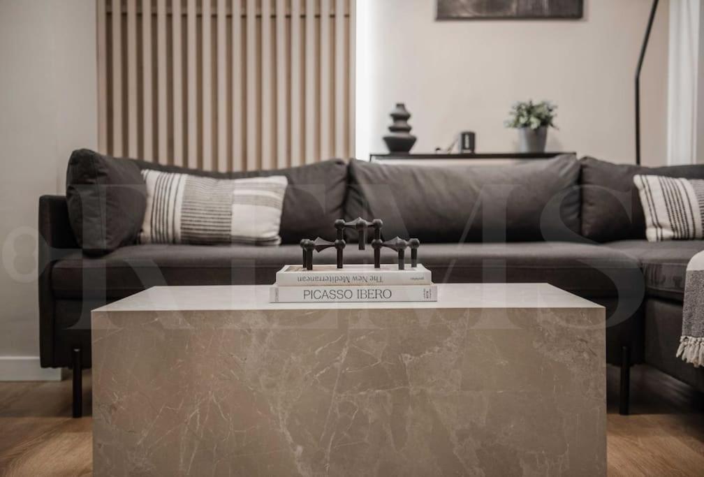 Contemporary Minimalist Apartment By Rems مالقة المظهر الخارجي الصورة