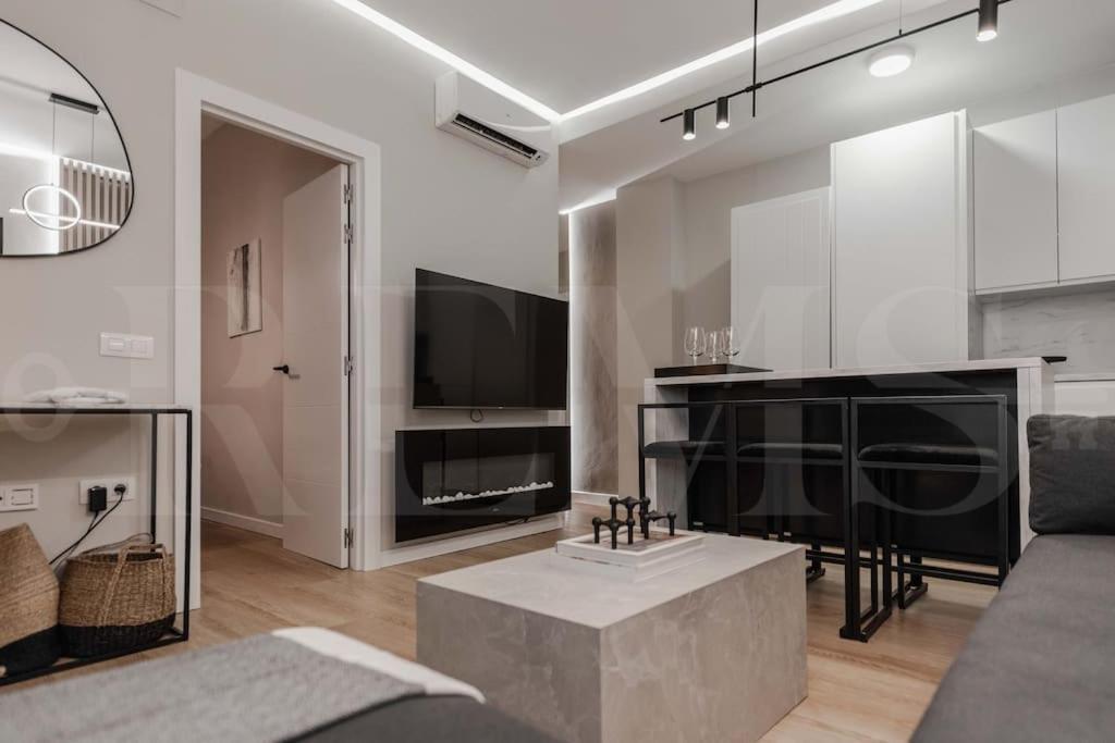 Contemporary Minimalist Apartment By Rems مالقة المظهر الخارجي الصورة