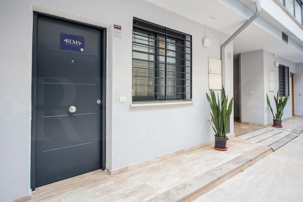 Contemporary Minimalist Apartment By Rems مالقة المظهر الخارجي الصورة
