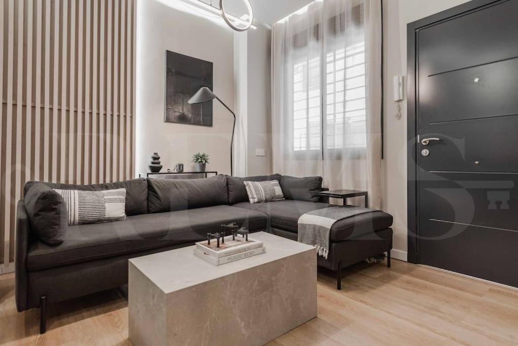 Contemporary Minimalist Apartment By Rems مالقة المظهر الخارجي الصورة