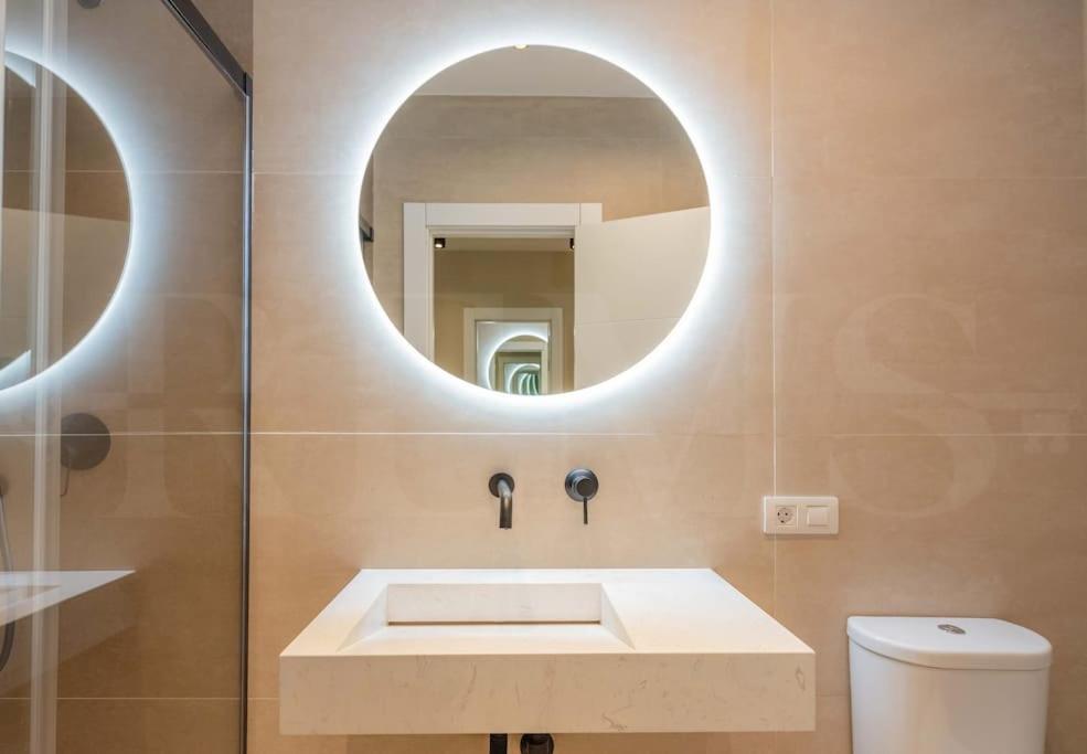 Contemporary Minimalist Apartment By Rems مالقة المظهر الخارجي الصورة